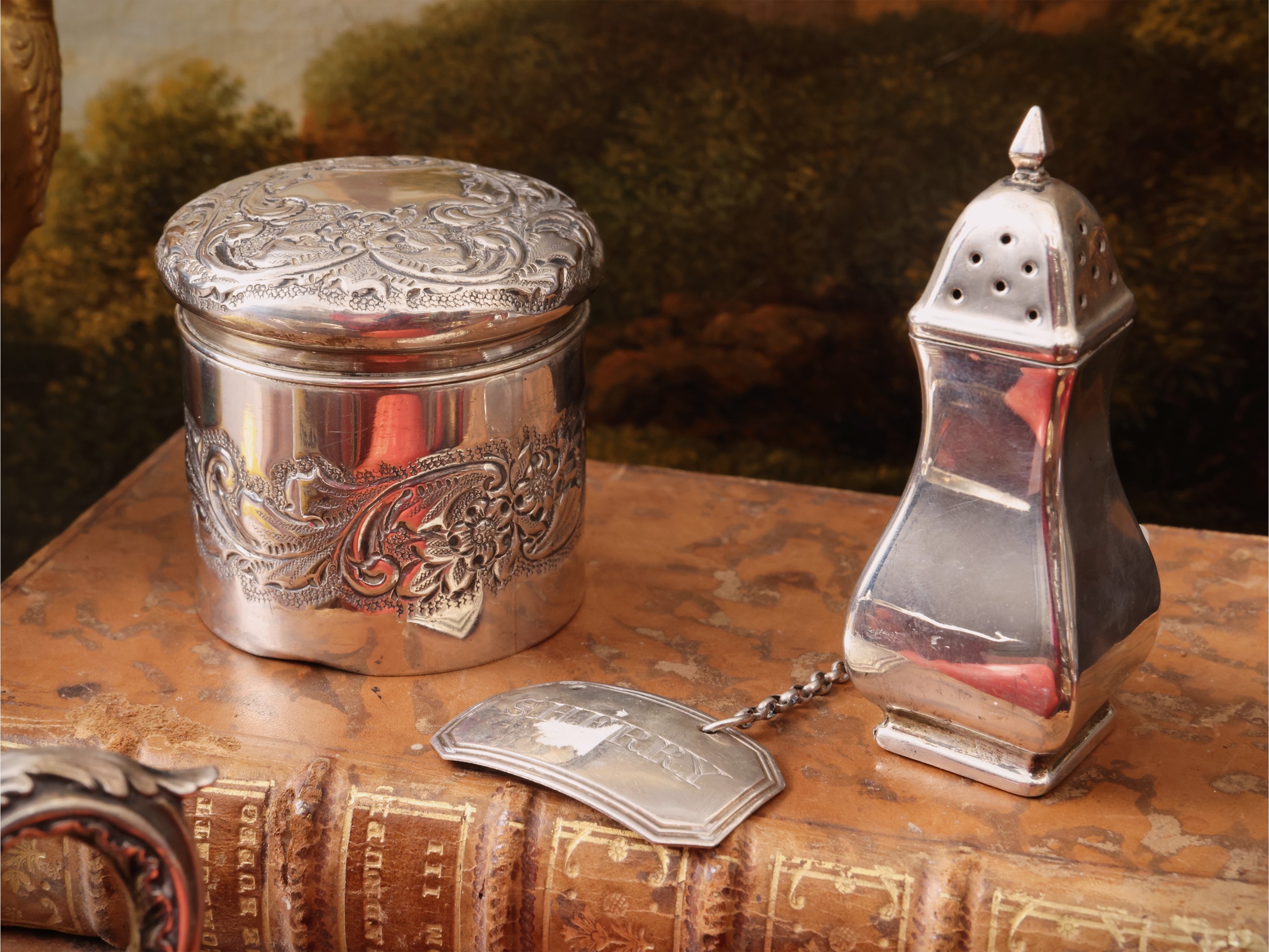 Argentiera da collezione con boccali, saliera e targhetta da sherry, Birmingham e Londra, XIX/XX ...