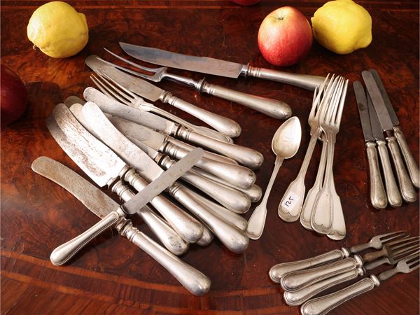 Miscellany of vintage cutlery, also in silver