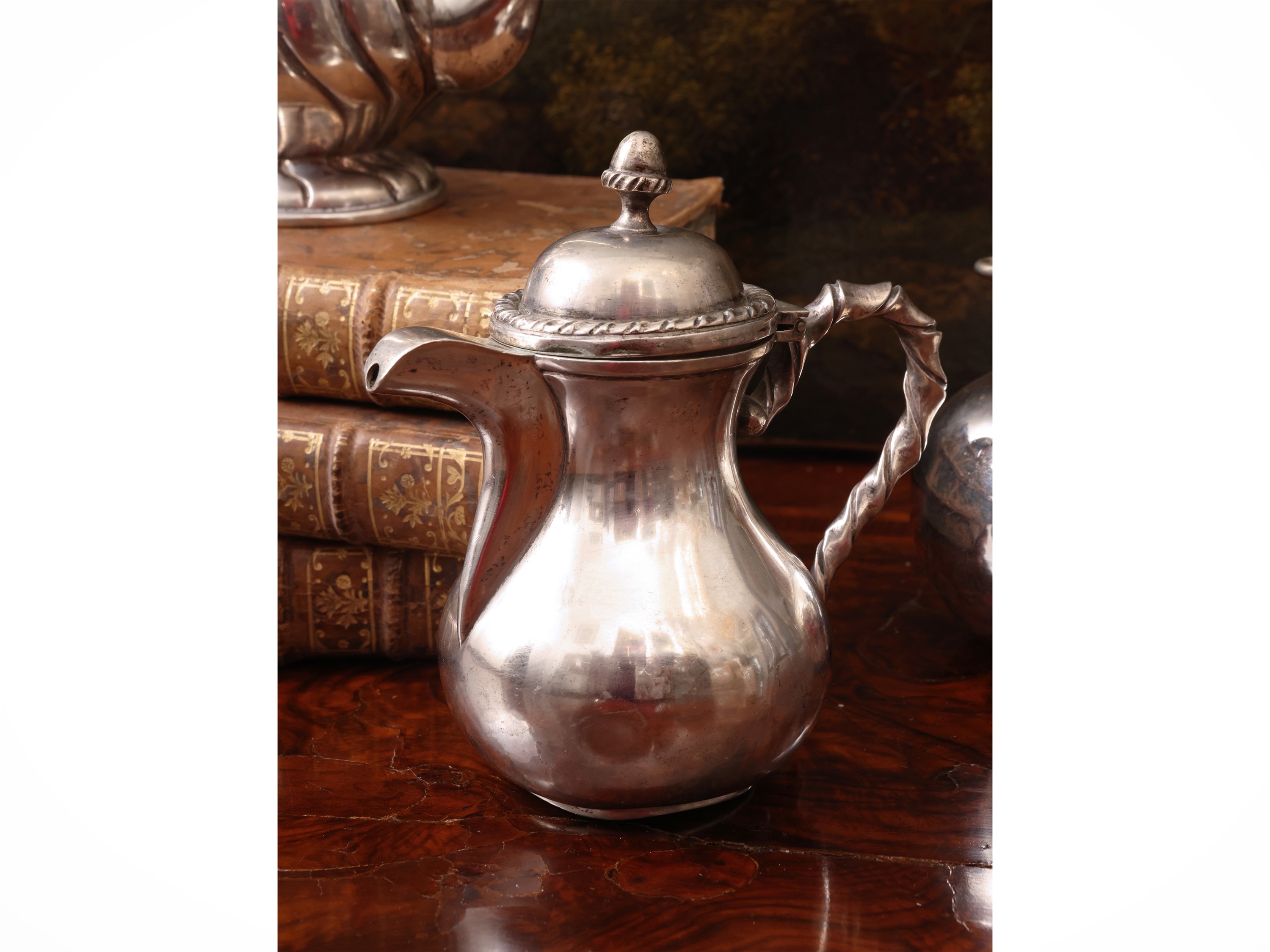 Argenteria da tavola, due piccole caffettiere e lattiera globulare (Londra, 1909)