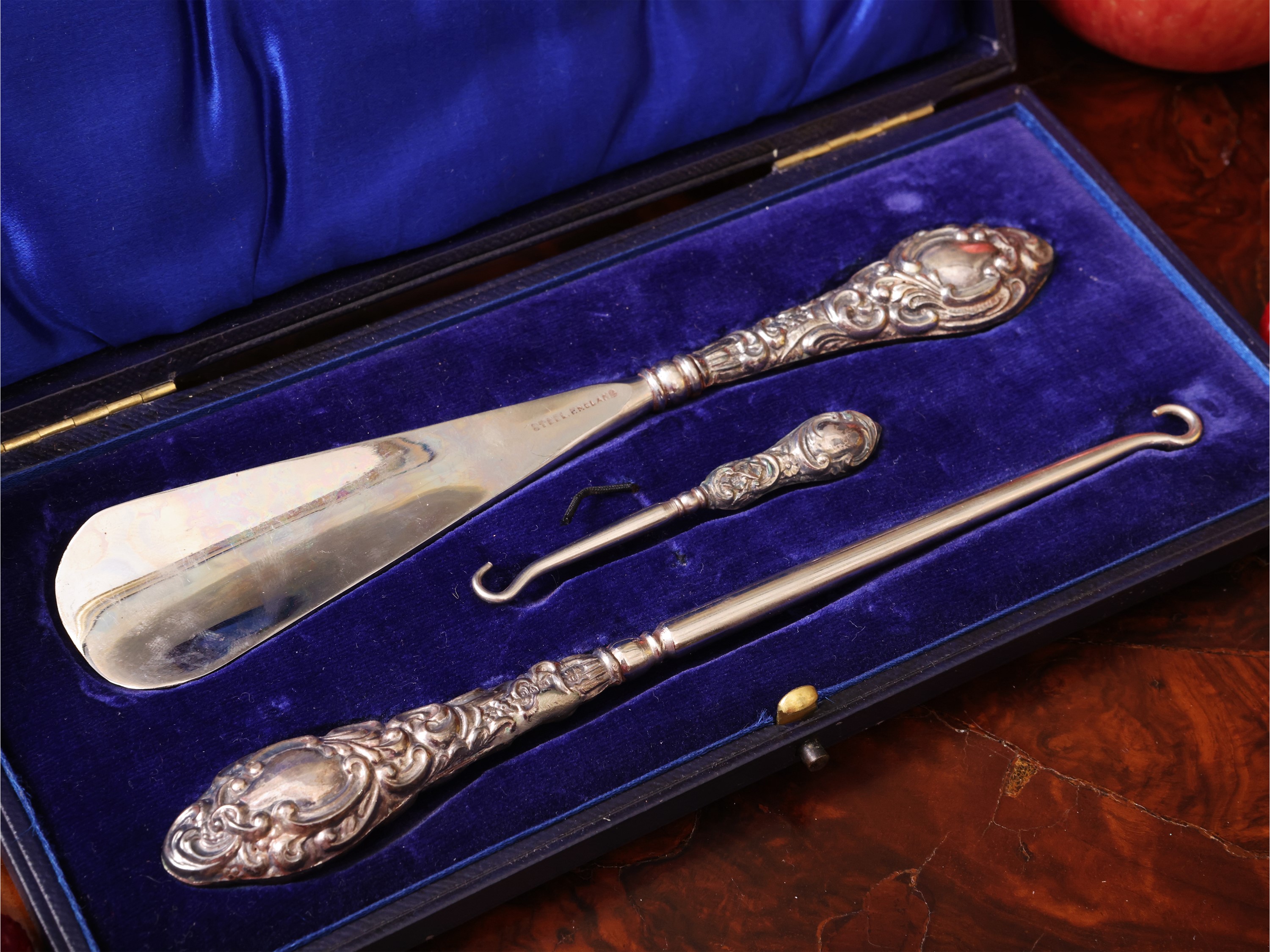 Chester, 1903, Set da toilette in argento sbalzato con volute entro astuccio