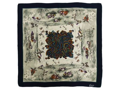 Gucci, Foulard in seta con motivo anatre nello stagno
