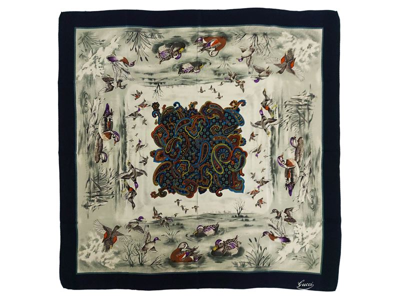 Gucci, Foulard in seta con motivo anatre nello stagno