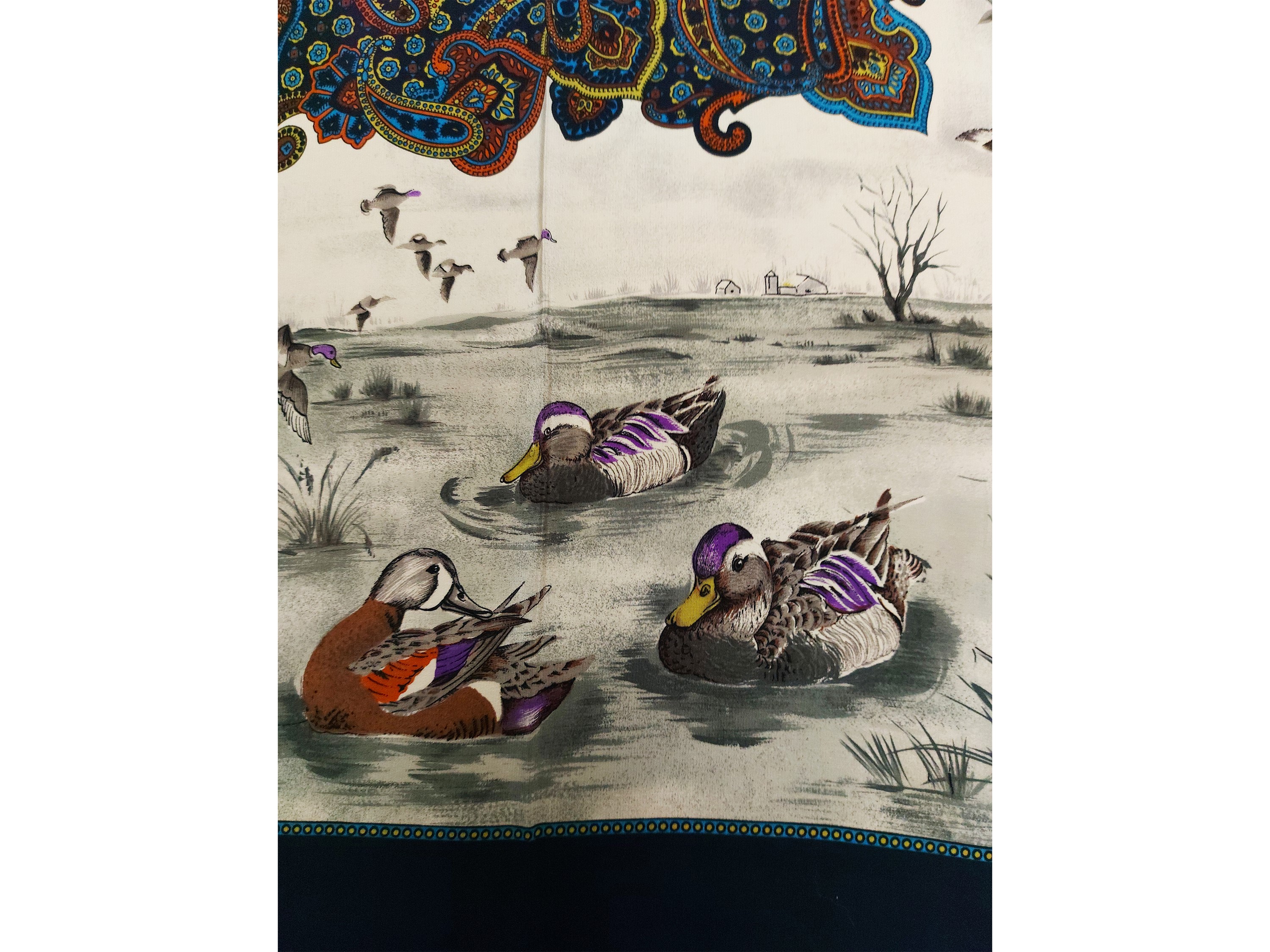 Gucci, Foulard in seta con motivo anatre nello stagno