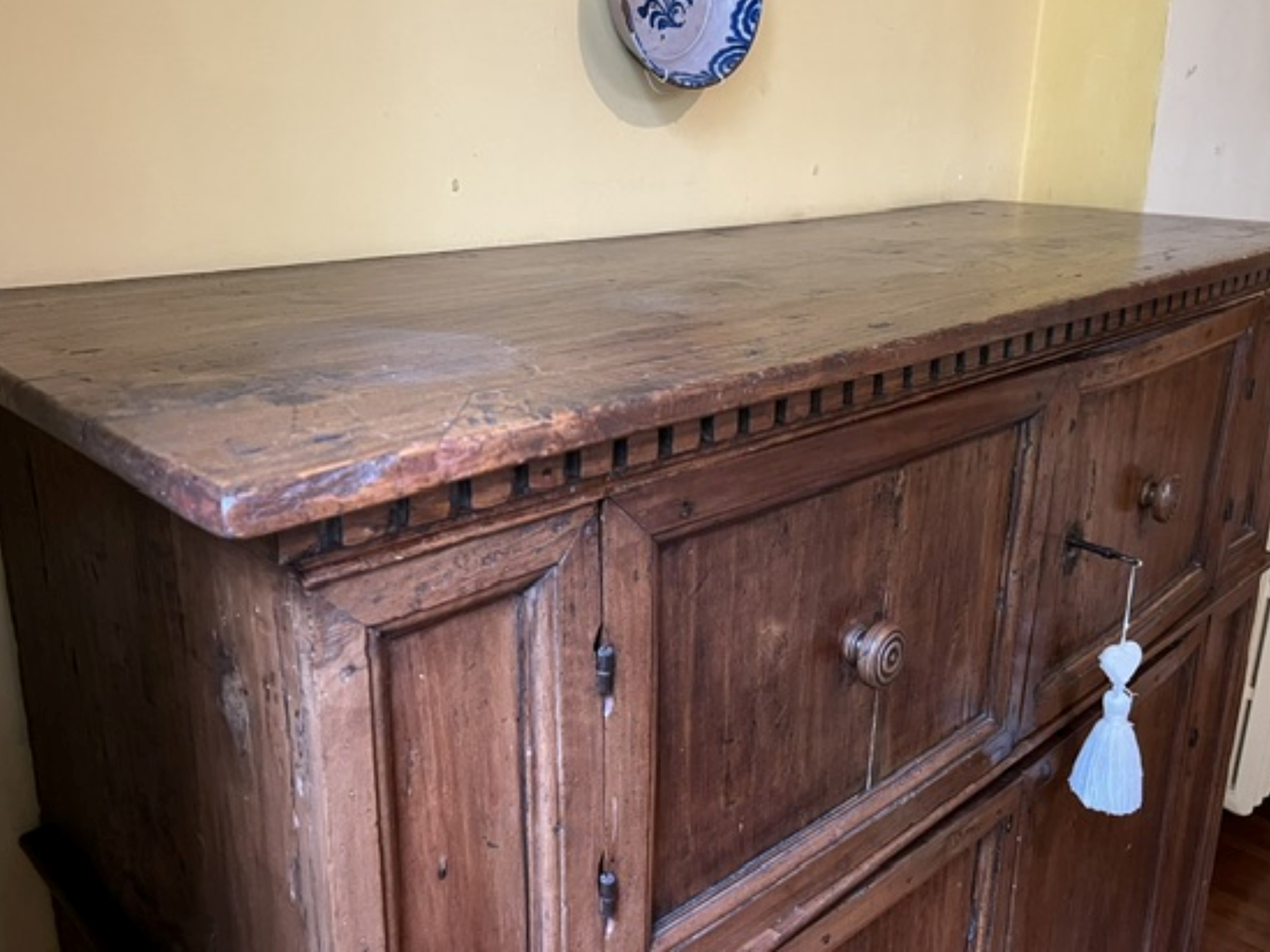 Credenza in noce, piano con gocciolatoio, XVII secolo