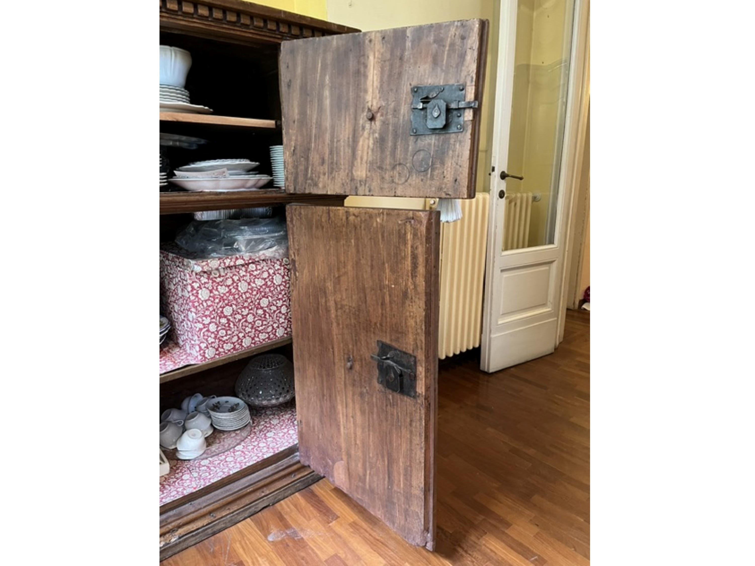 Credenza in noce, piano con gocciolatoio, XVII secolo