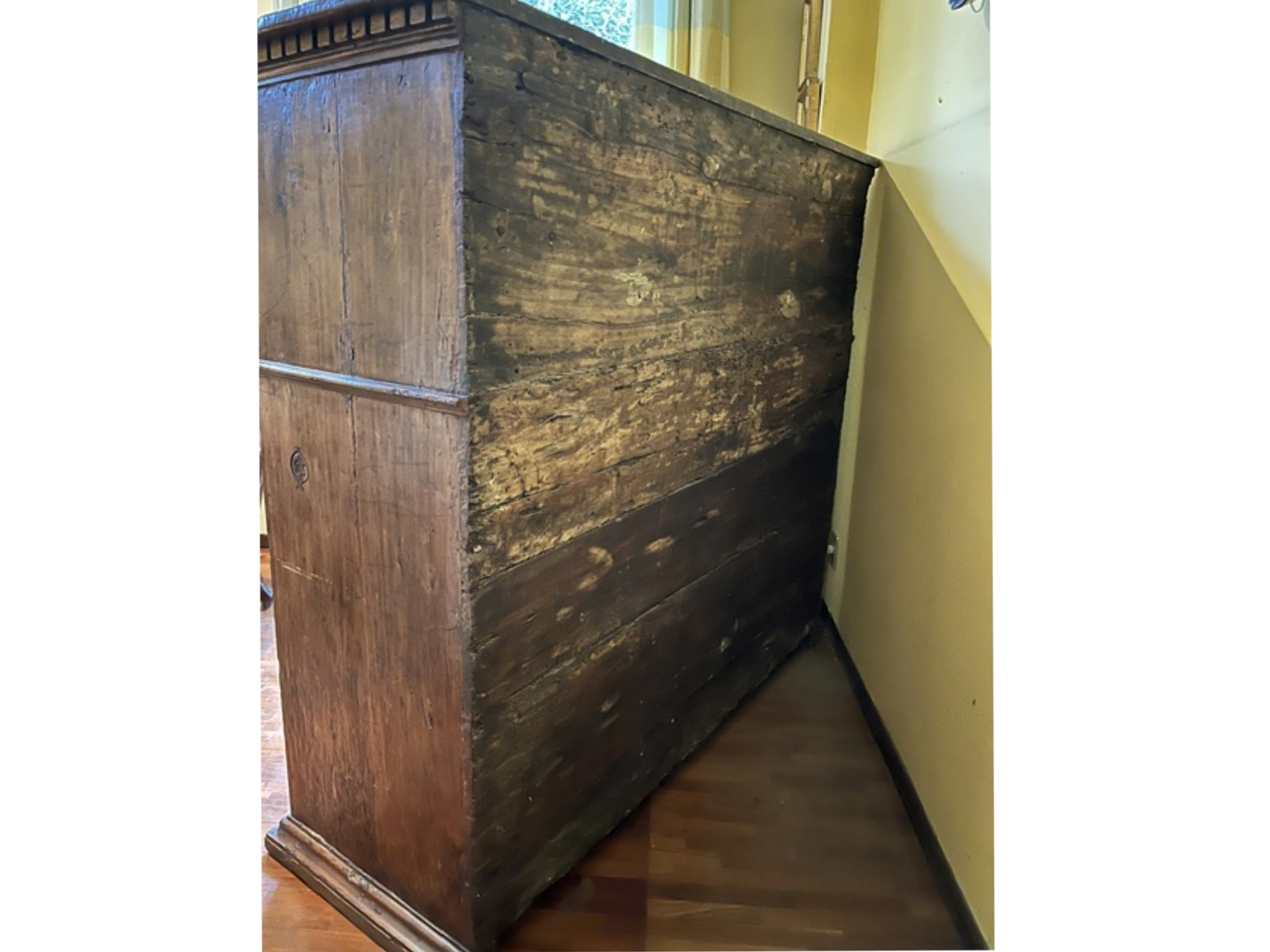 Credenza in noce, piano con gocciolatoio, XVII secolo