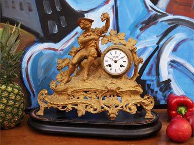 Orologio da tavolo, antimonio dorato, con quadrante in smalto e pendolo