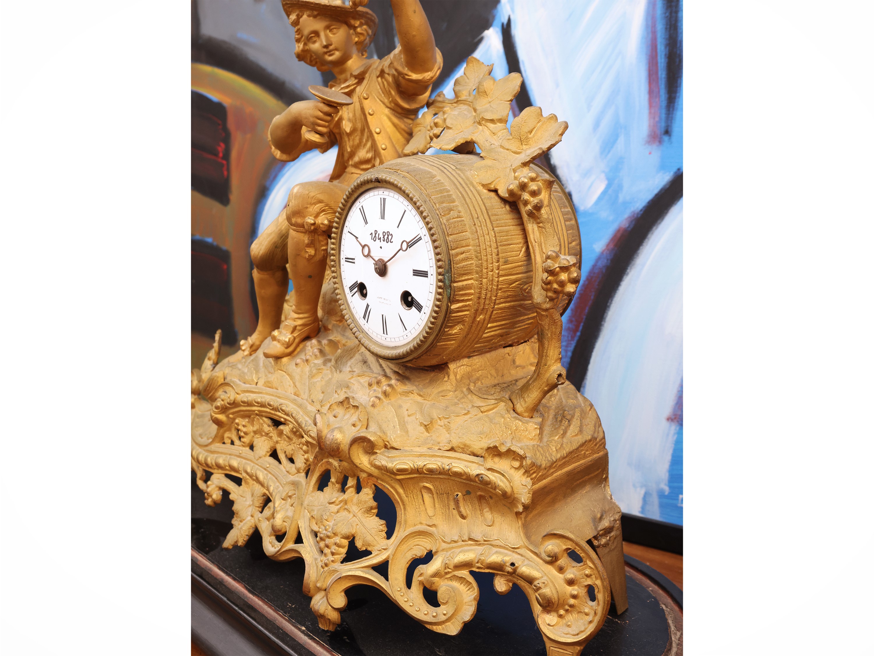 Orologio da tavolo, antimonio dorato, con quadrante in smalto e pendolo