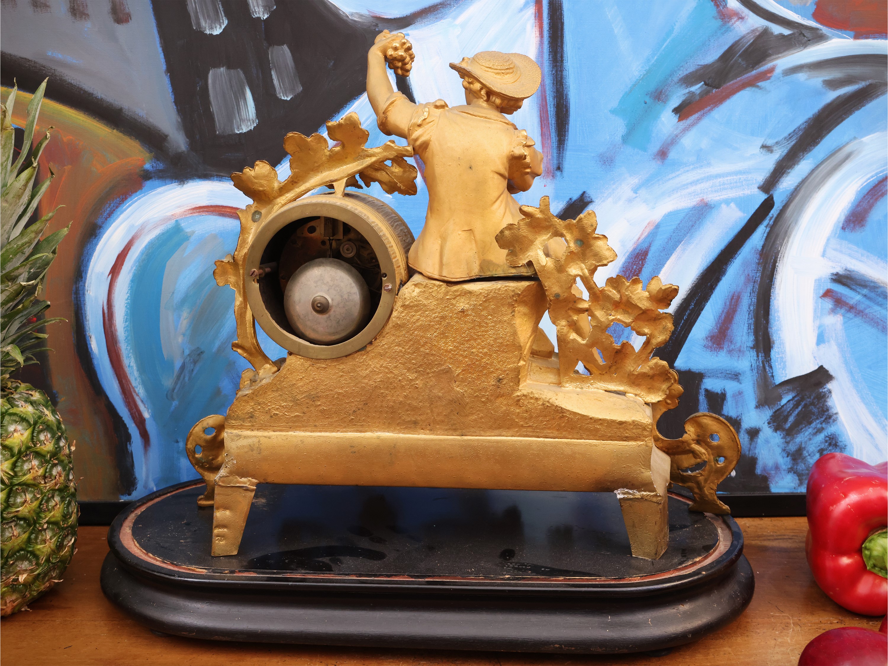 Orologio da tavolo, antimonio dorato, con quadrante in smalto e pendolo