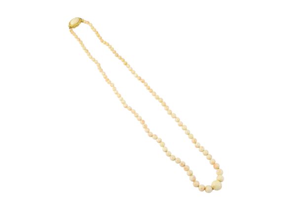 Collana in corallo bianco rosato e oro giallo