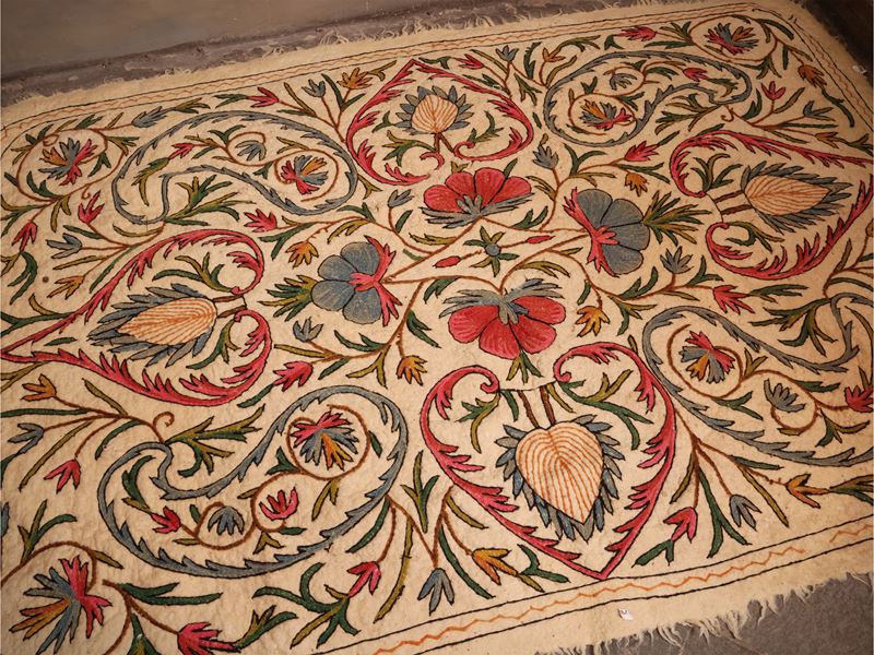 Tappeto indiano, lana, campo avorio ricamato con motivi paisley