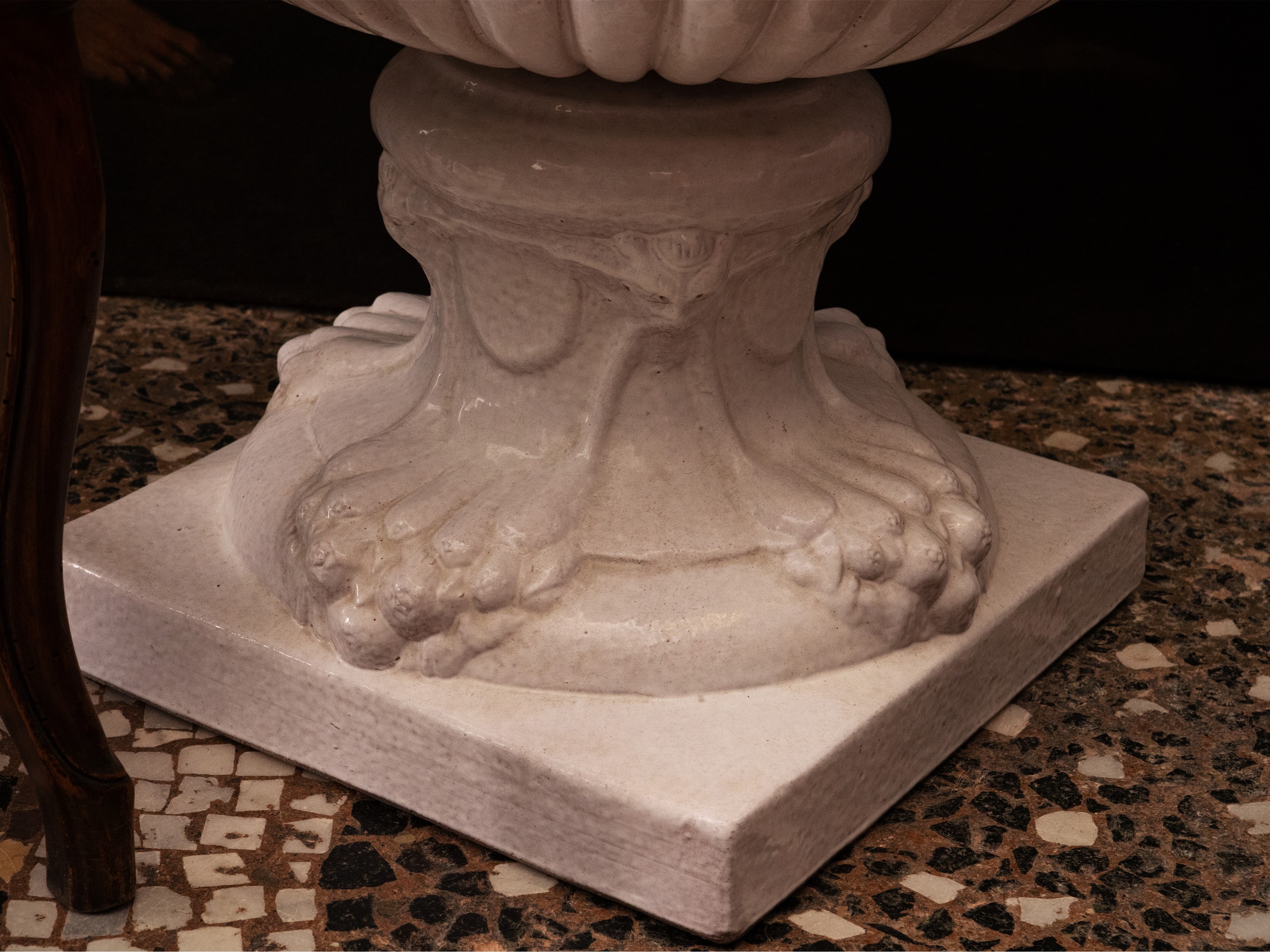Monumentale vaso mediceo, terracotta invetriata