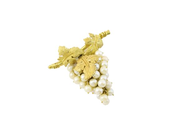 Spilla in oro giallo e perle coltivate bianche