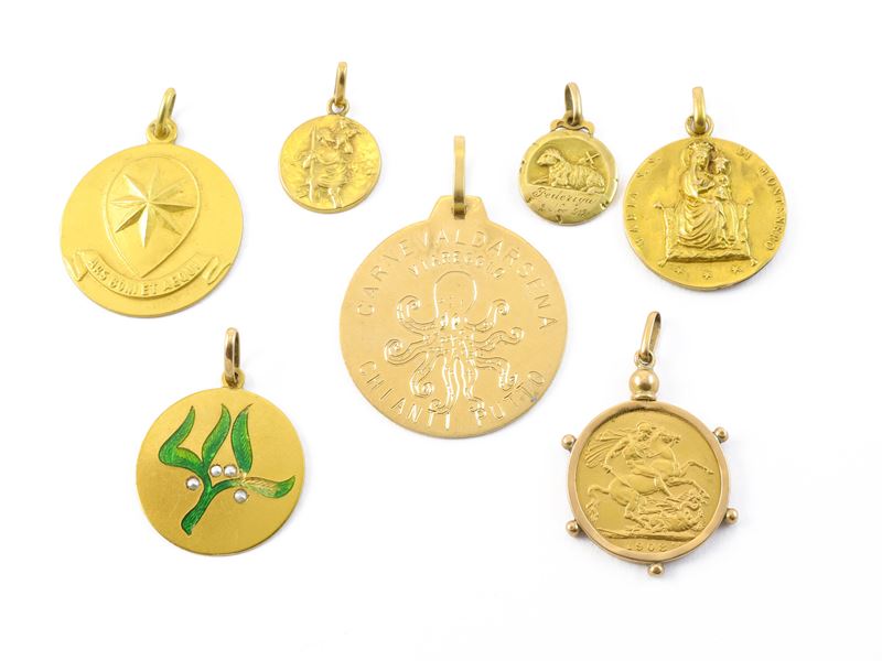 Sette medagliette in oro giallo