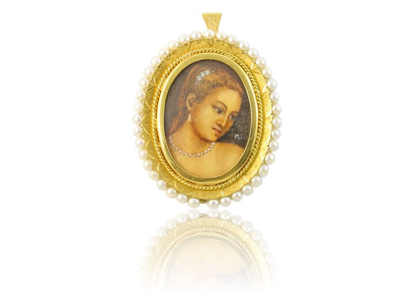 Spilla pendente in oro giallo, perle coltivate bianche e miniatura