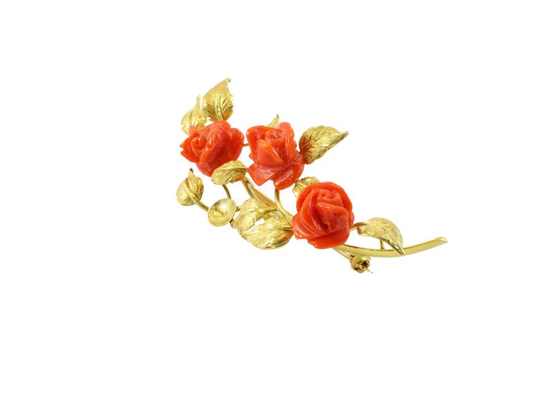 Spilla in oro giallo e corallo