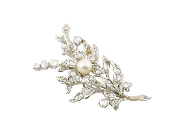 Spilla in oro bianco, rose di diamante e perla coltivata bianca