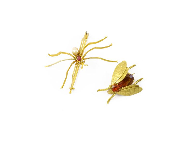 Due spille in oro giallo, perla coltivata bianca, e pietra color arancio