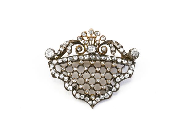 Spilla in oro a basso titolo, argento, diamanti e rose di diamante