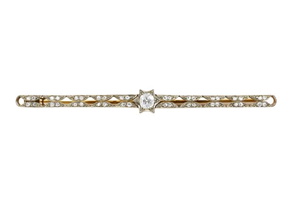 Spilla in oro giallo, rose di diamante e diamante