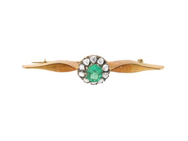 Brooch in 9Kt yellow gold, diamond roses and emerald  (First half of the 20th century)  - Auction Jewels and Watches - Maison Bibelot - Casa d'Aste Firenze - Milano