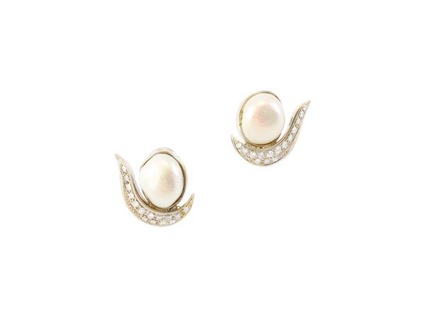 Paio di orecchini a clip in oro bianco, perle coltivate bianche e diamanti  - Asta Gioielli e Orologi - Maison Bibelot - Casa d'Aste Firenze - Milano