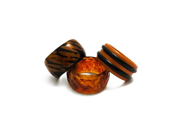 Tre bracciali rigidi in resina