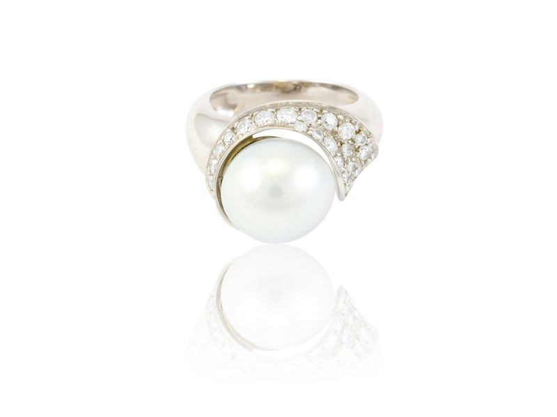 Anello in oro bianco, perla coltivata e diamanti
