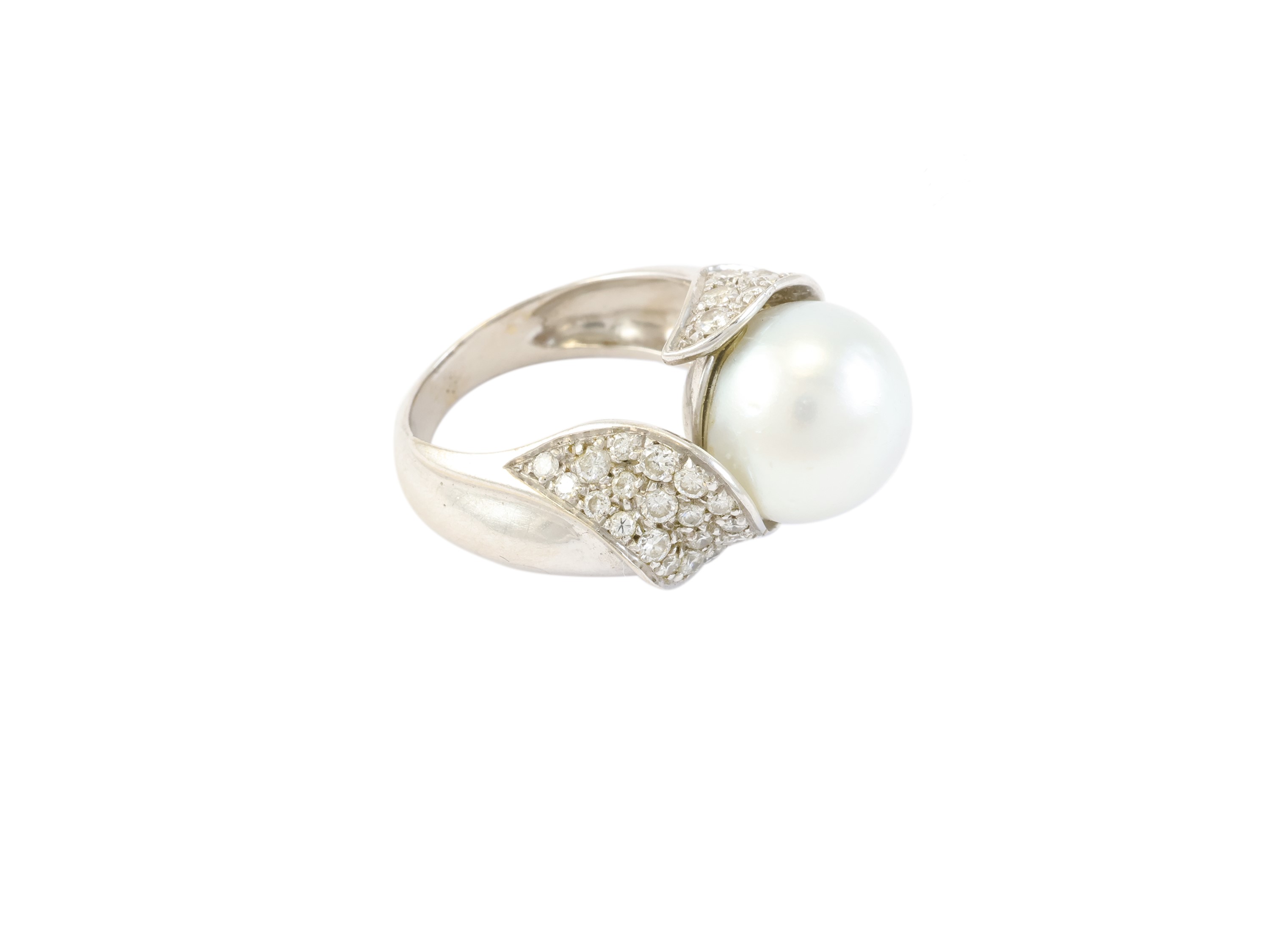 Anello in oro bianco, perla coltivata e diamanti
