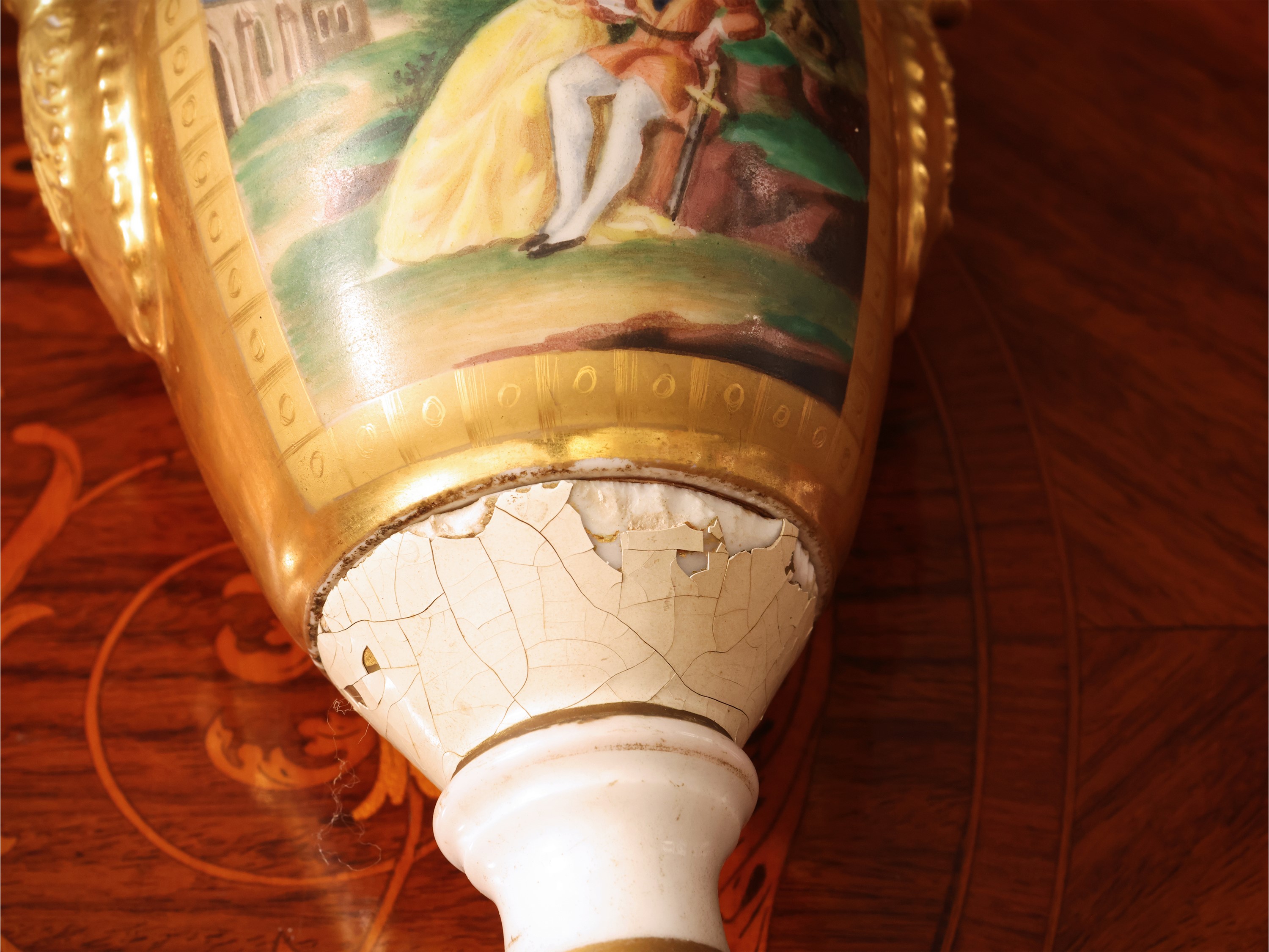 Coppia di vasi in porcellana, decoro a fondo oro, XIX secolo