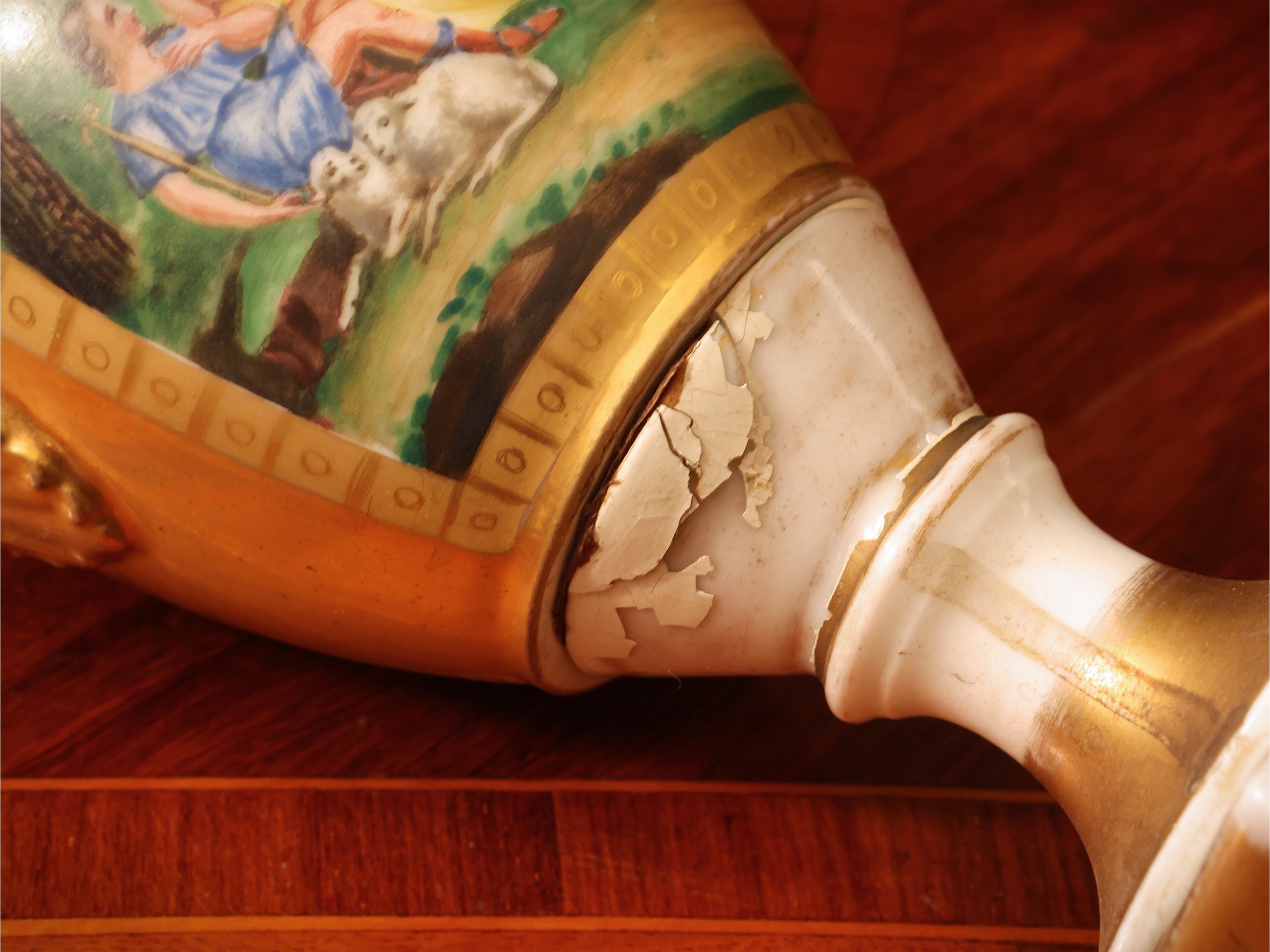 Coppia di vasi in porcellana, decoro a fondo oro, XIX secolo