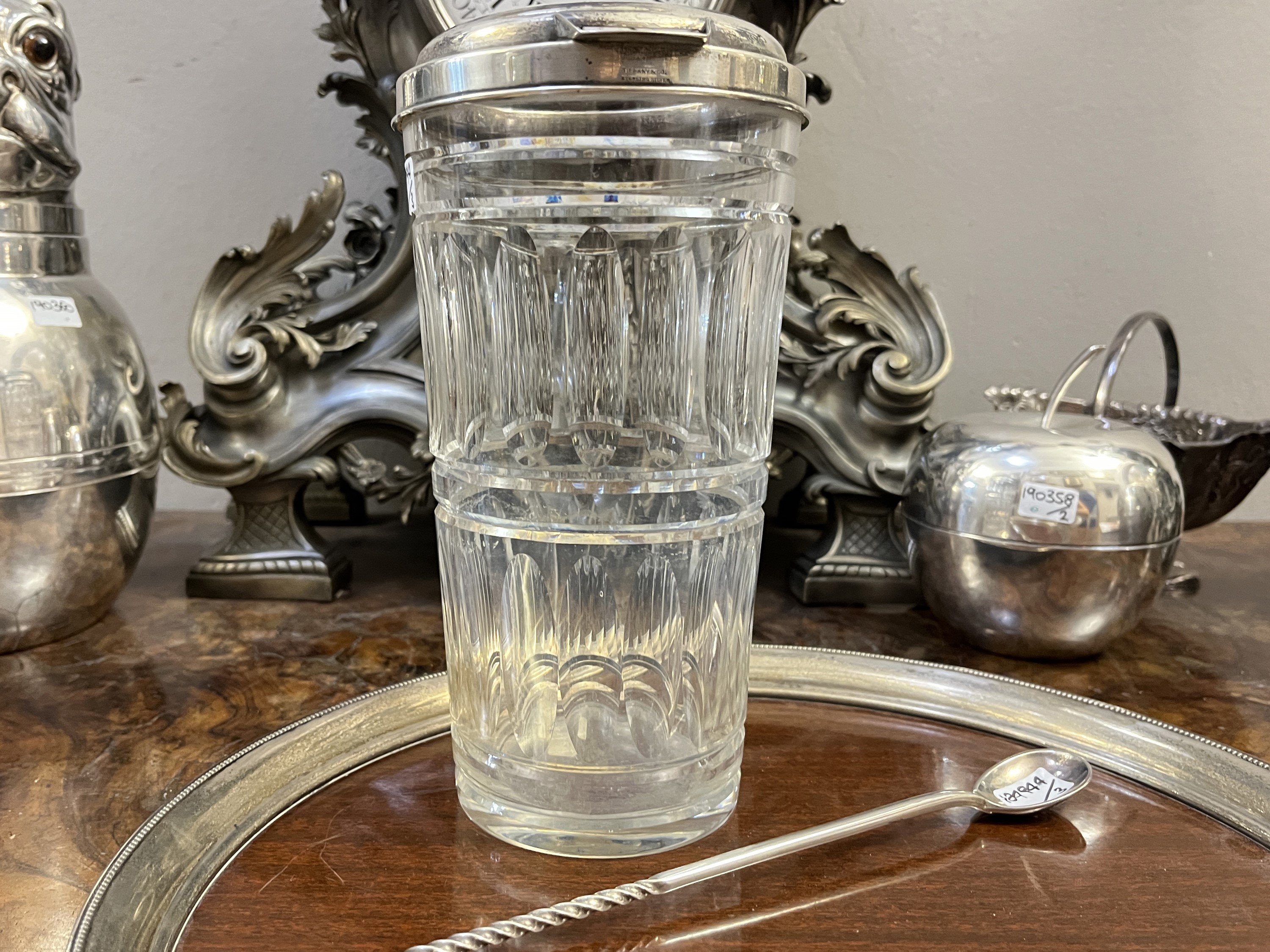 Tiffany & Co., Shaker in argento Sterling con cristallo molato