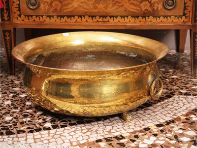 Grande portavasi in ottone, base circolare su piedini ferini