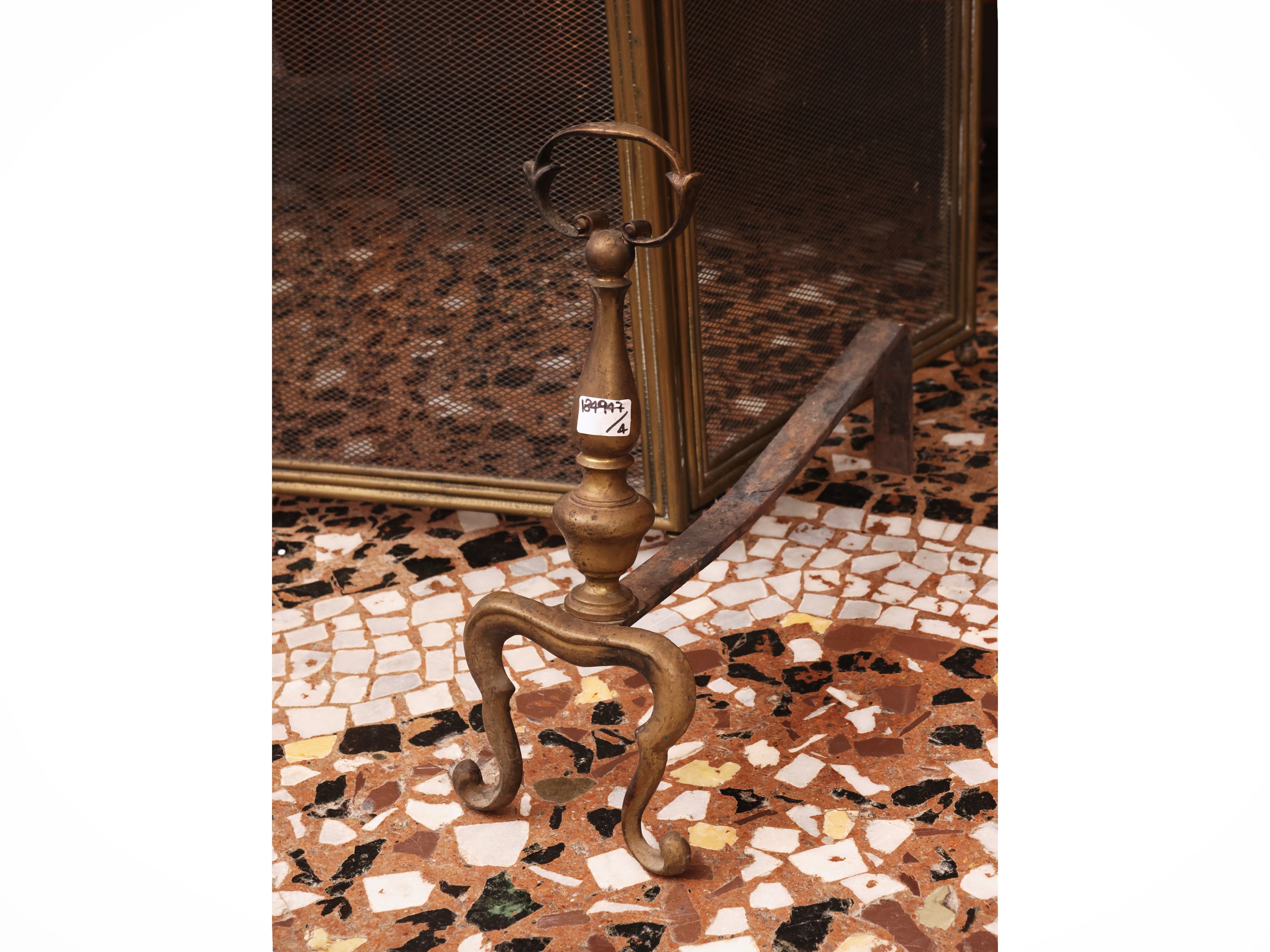 Set da camino, sbalzato con volute contrapposte, composto da coppia di alari, stand con attrezzi ...
