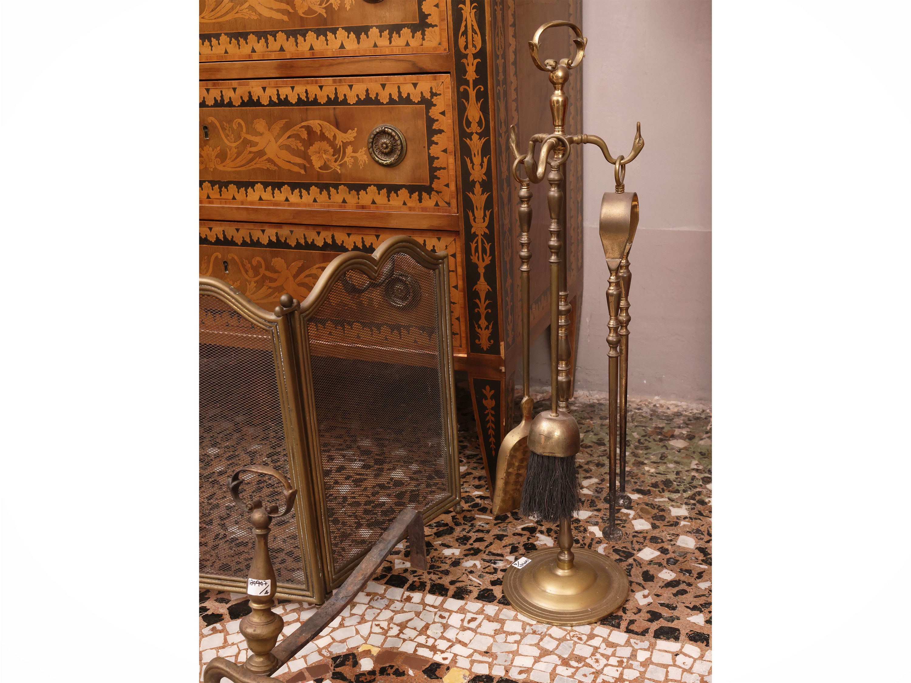 Set da camino, sbalzato con volute contrapposte, composto da coppia di alari, stand con attrezzi ...