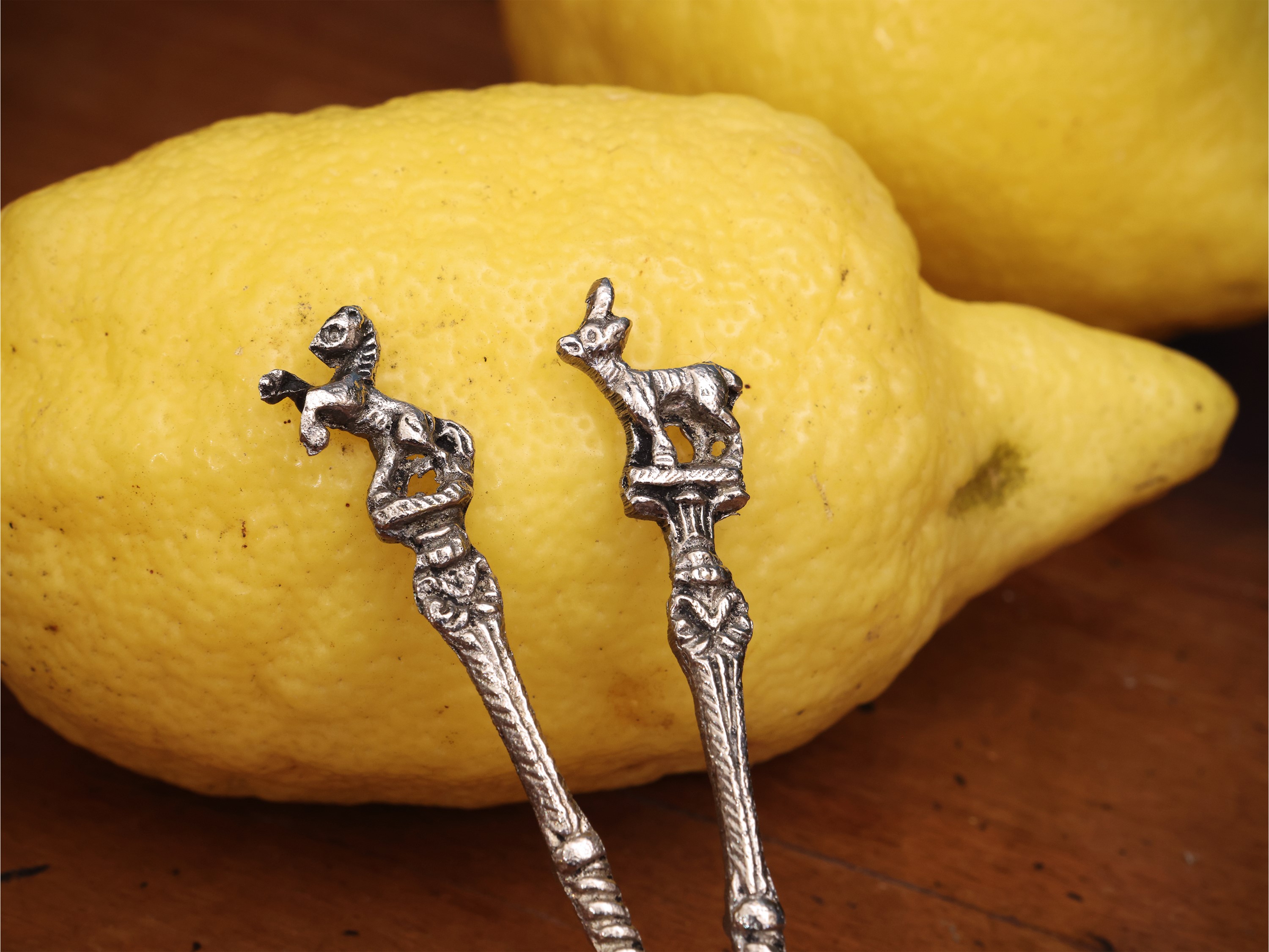 Posate da insalata e dolce, pinza traforata e cucchiaini con manici fantasia, argento e metallo a...