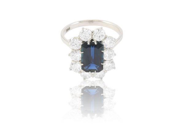 Anello in oro bianco, diamanti e zaffiro