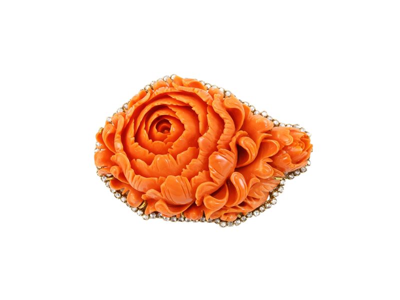 Spilla pendente in oro giallo, corallo e rose di diamante