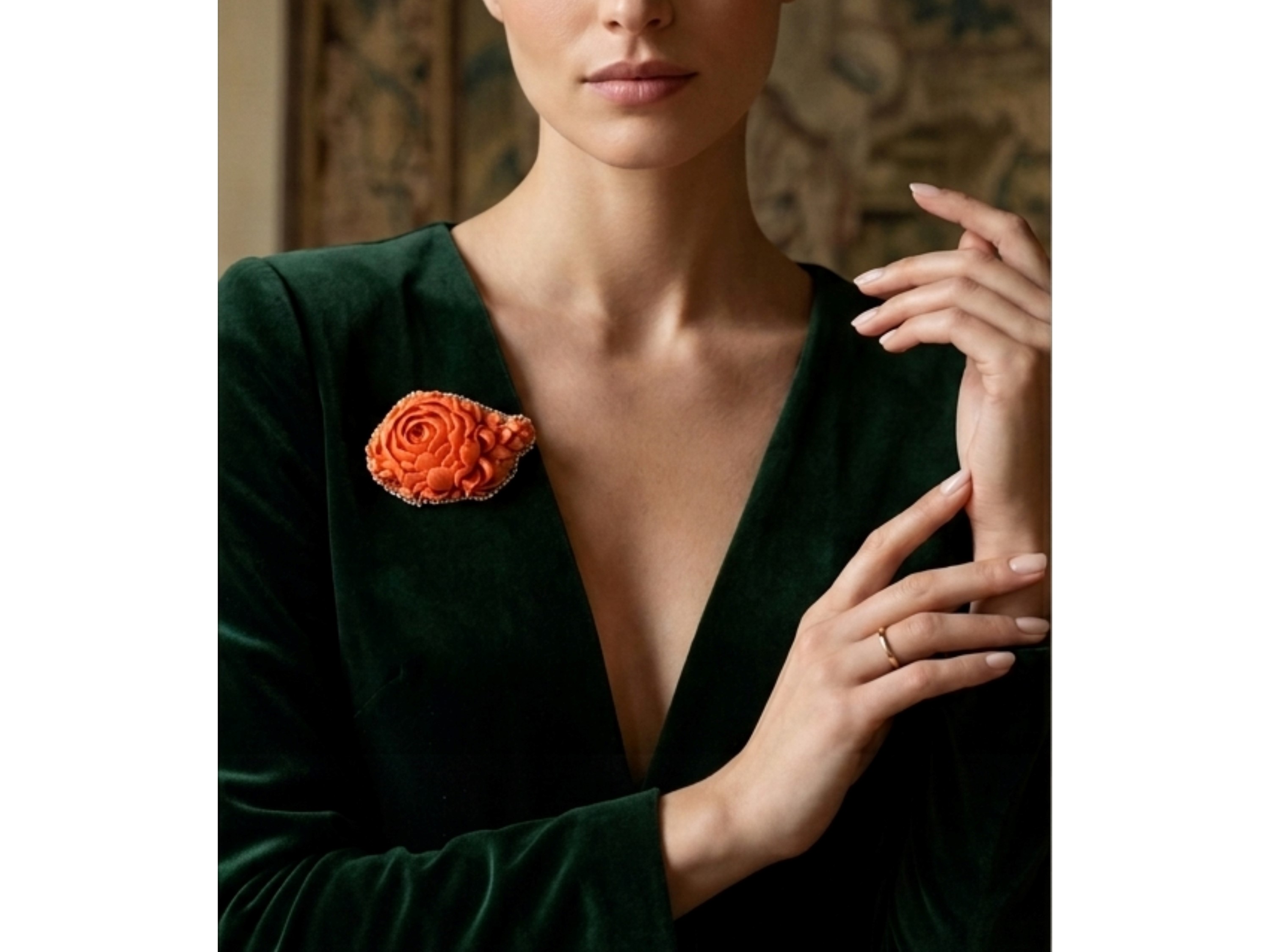 Spilla pendente in oro giallo, corallo e rose di diamante