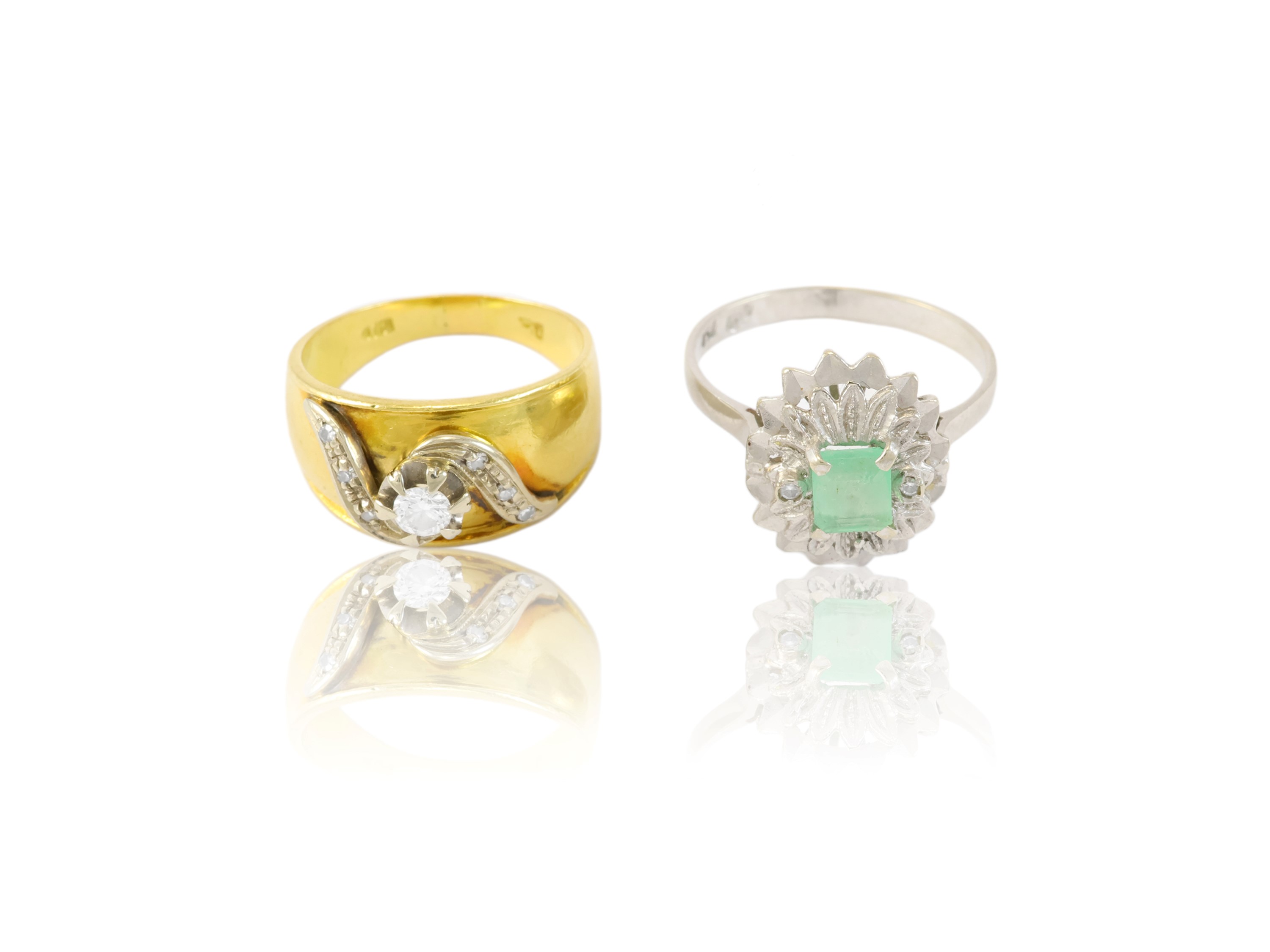 Cinque anelli in oro bianco, oro giallo, diamanti, zaffiri, smeraldo e uno spillone da cravatta