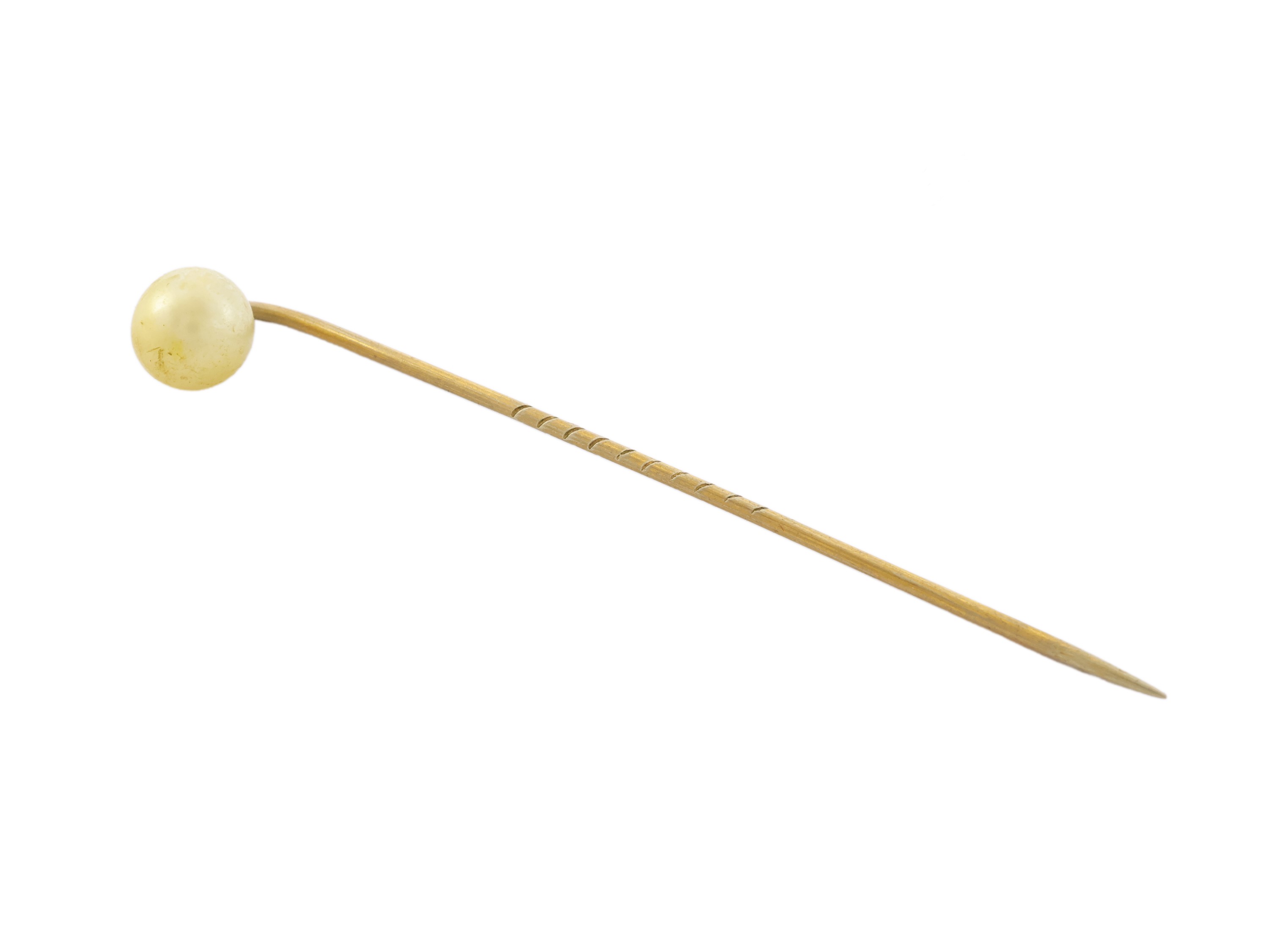 Cinque anelli in oro bianco, oro giallo, diamanti, zaffiri, smeraldo e uno spillone da cravatta