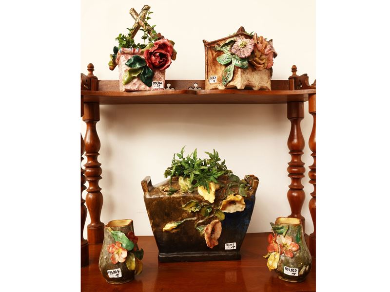 Cinque vasi in ceramica, decorazioni floreali in rilievo, Italia meridionale, XIX/XX secolo