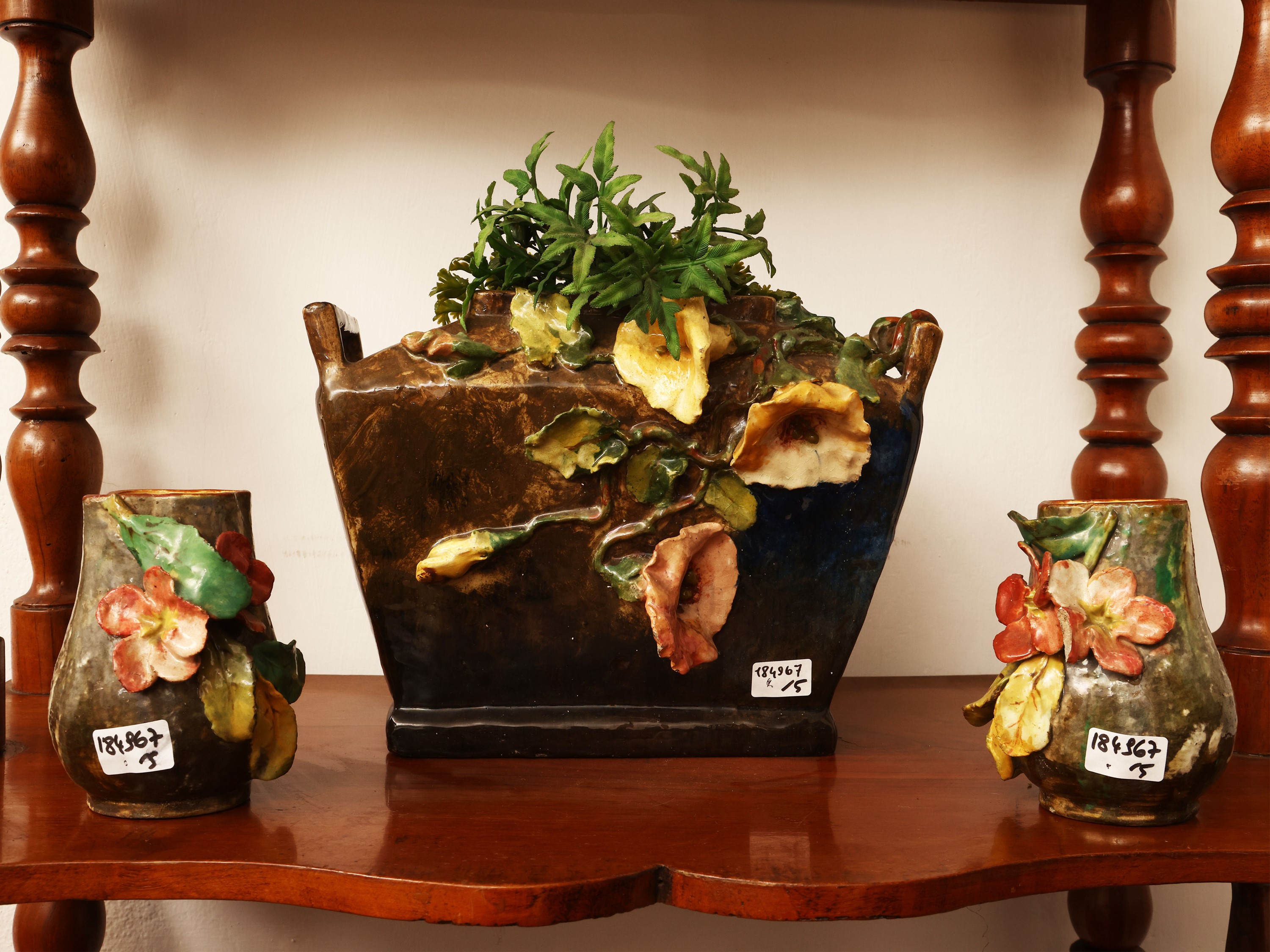 Cinque vasi in ceramica, decorazioni floreali in rilievo, Italia meridionale, XIX/XX secolo