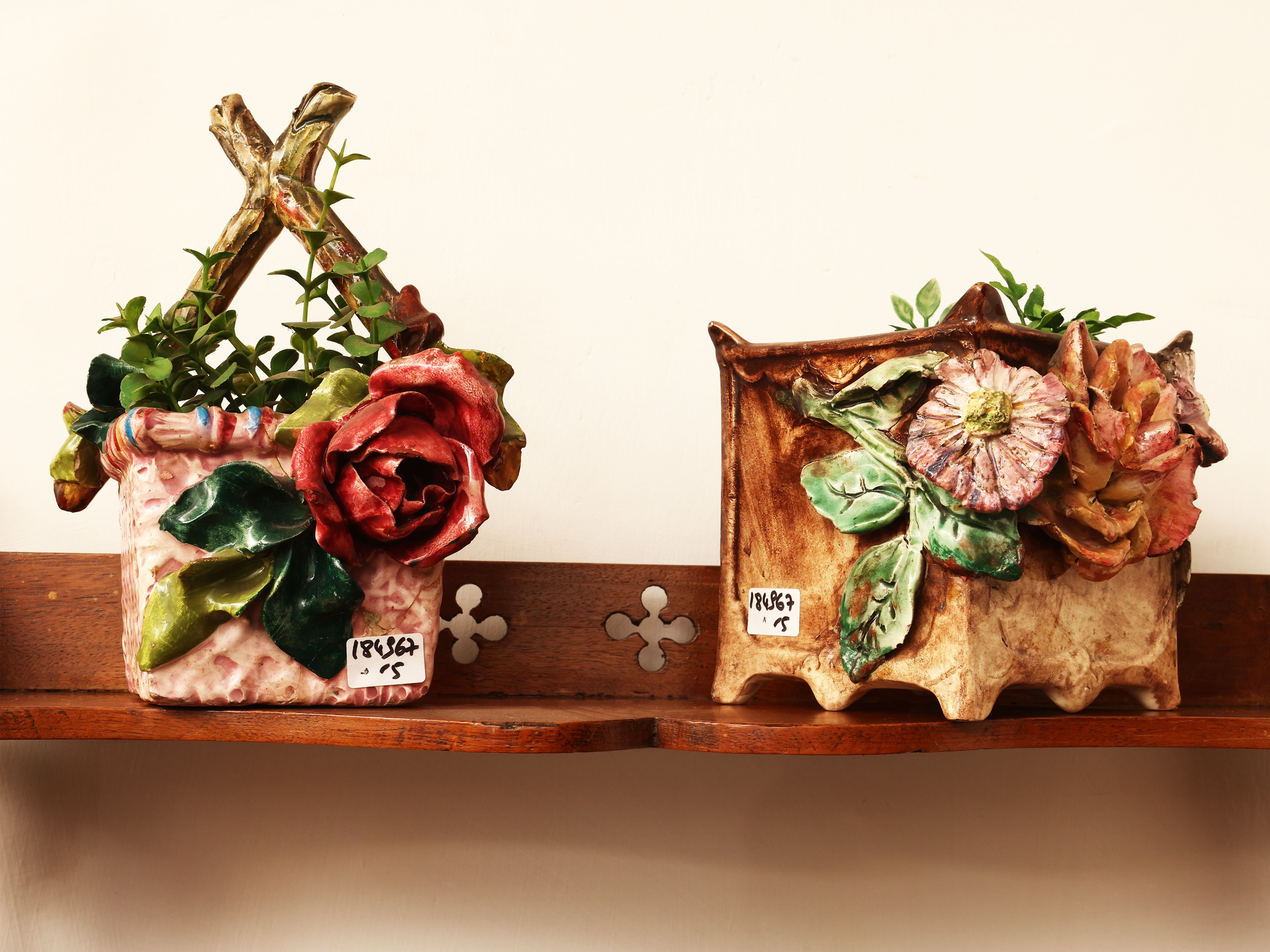 Cinque vasi in ceramica, decorazioni floreali in rilievo, Italia meridionale, XIX/XX secolo
