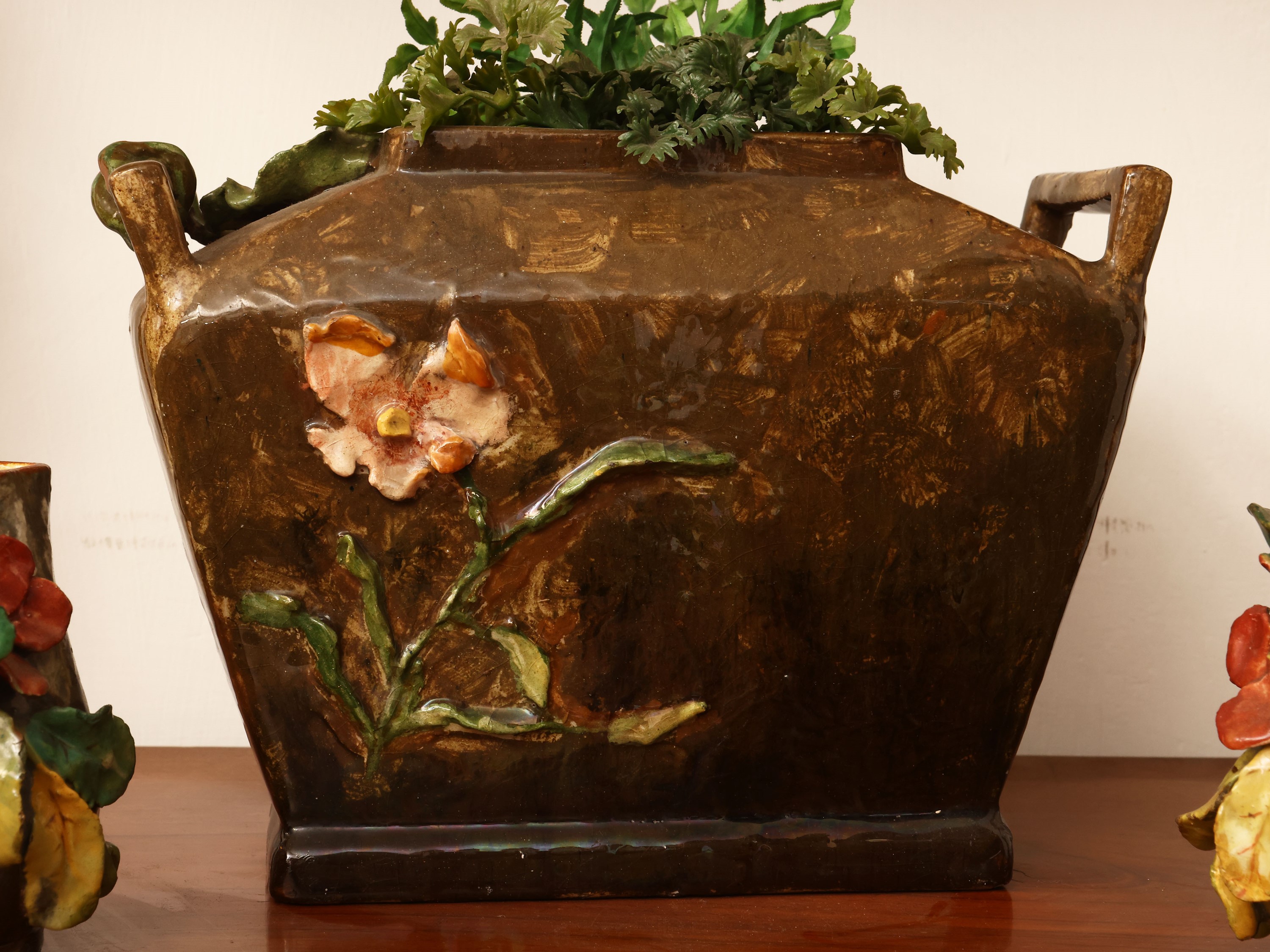 Cinque vasi in ceramica, decorazioni floreali in rilievo, Italia meridionale, XIX/XX secolo