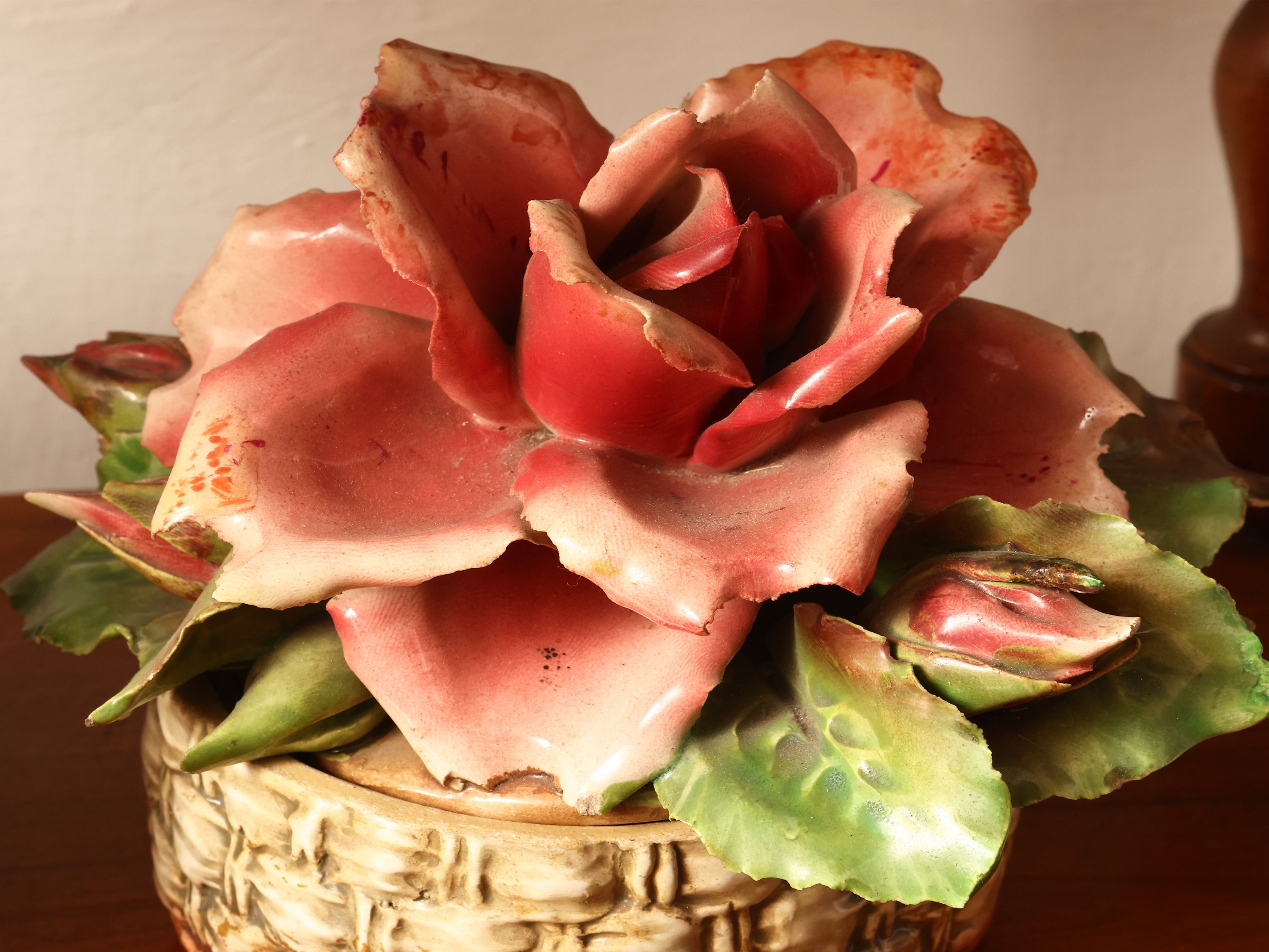 Due scatole circolari in ceramica decorate con rosa e anemone, Italia meridionale, XIX/XX secolo