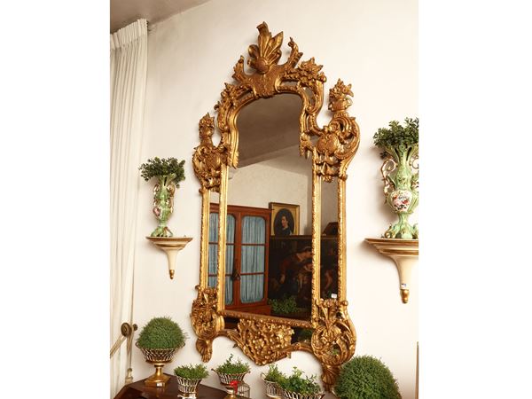 Grande specchiera con cornice in legno e pastiglia dorata