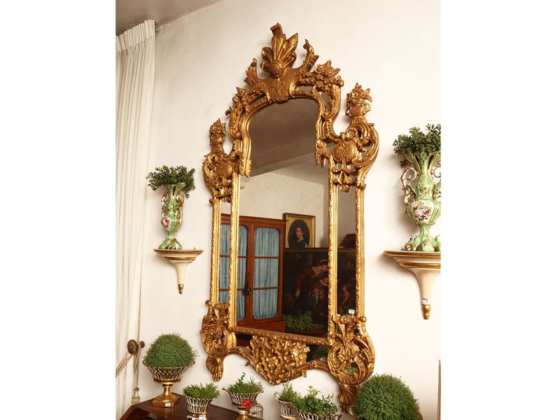 Grande specchiera con cornice in legno e pastiglia dorata