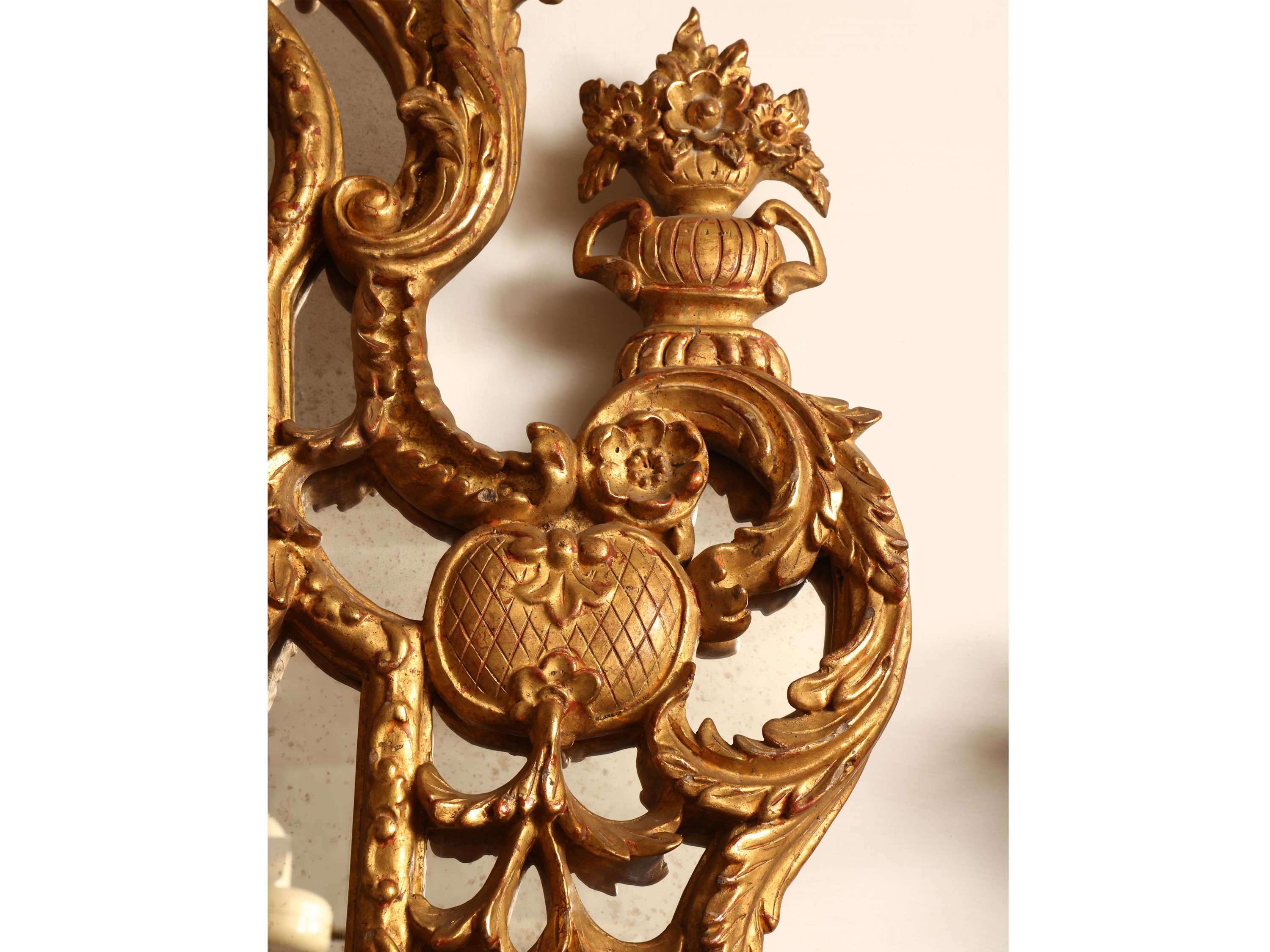 Grande specchiera con cornice in legno e pastiglia dorata