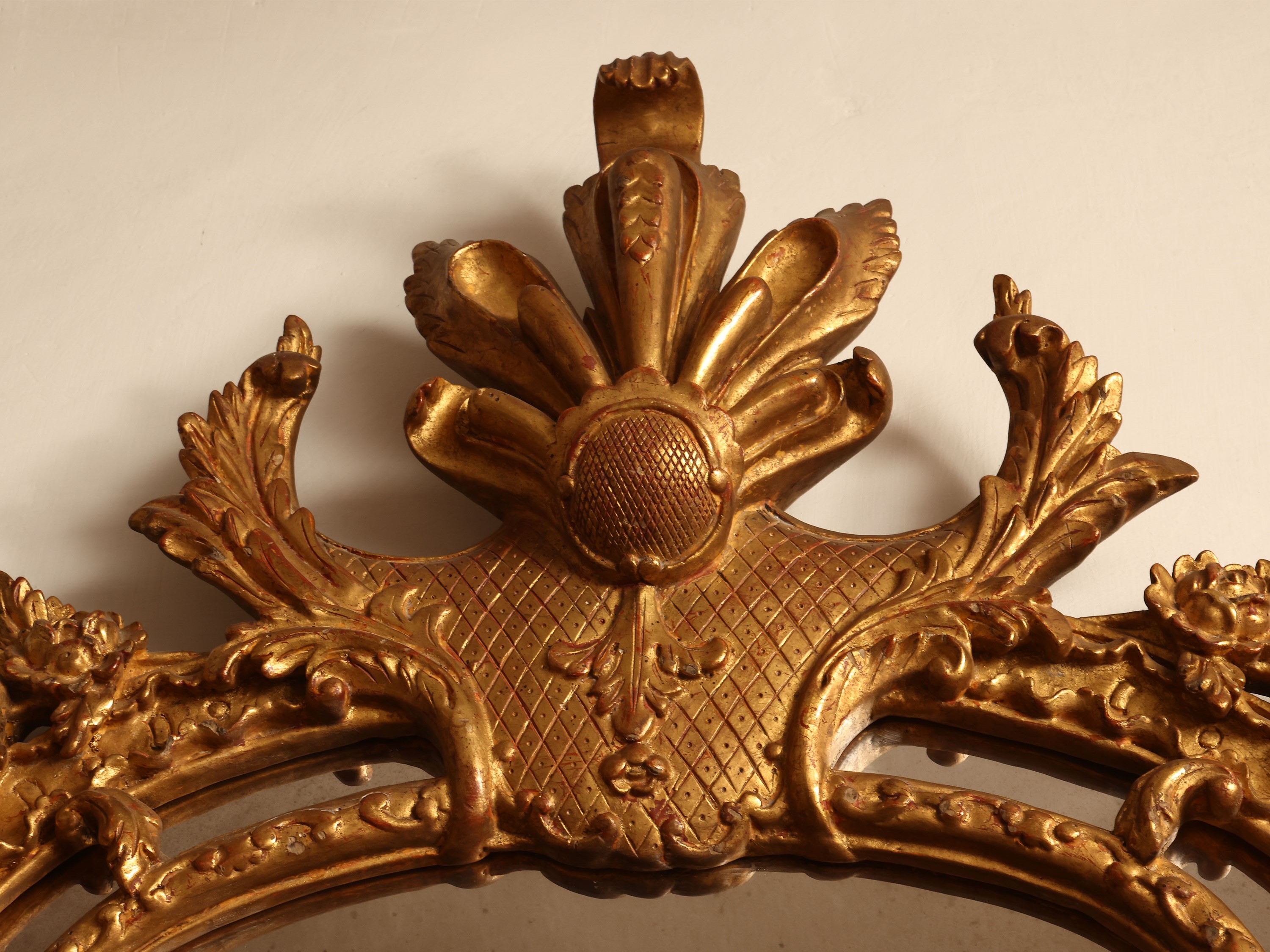 Grande specchiera con cornice in legno e pastiglia dorata